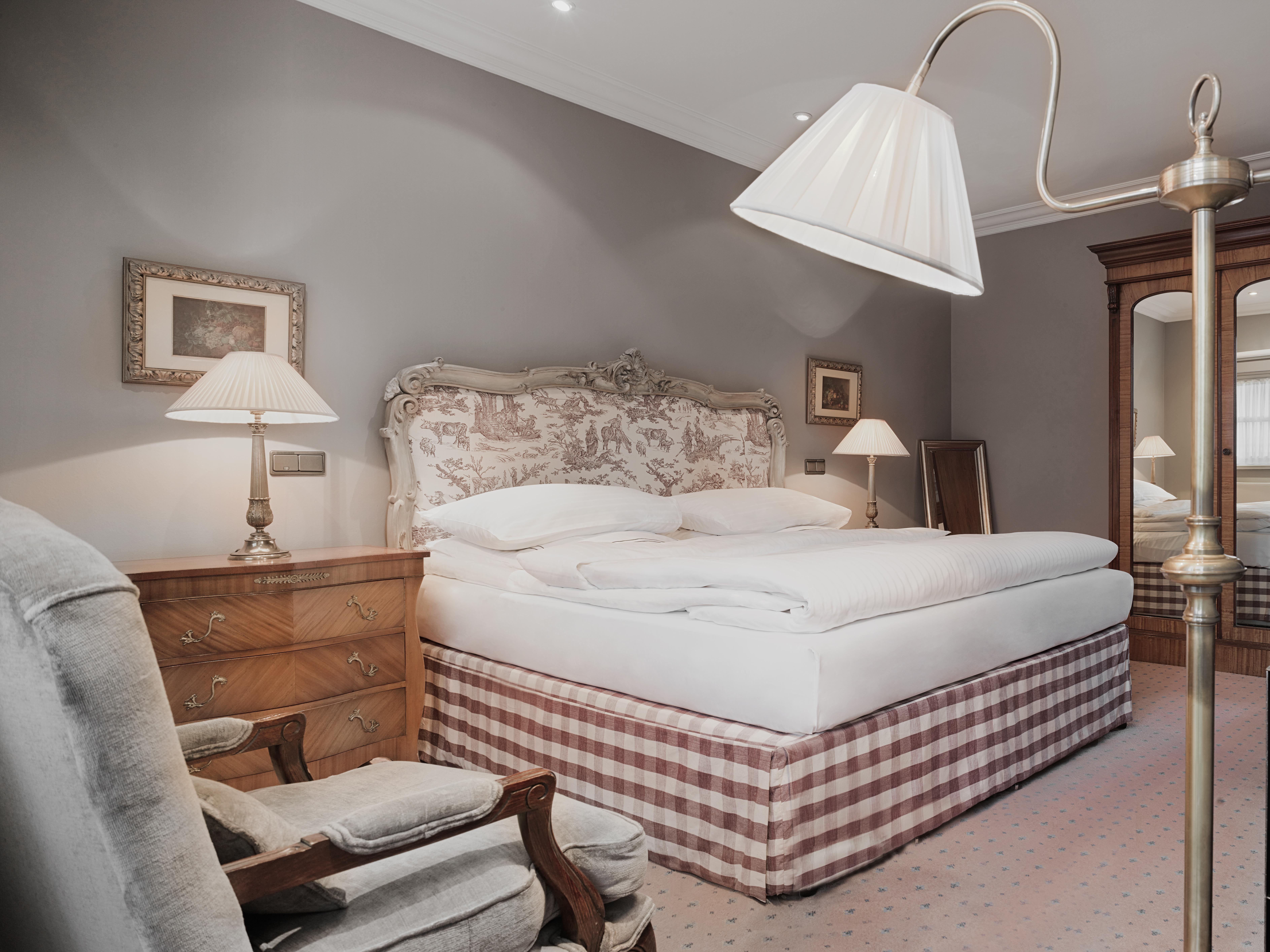 Schlosshotel เบอร์ลิน ภายนอก รูปภาพ A bed with a bed skirt