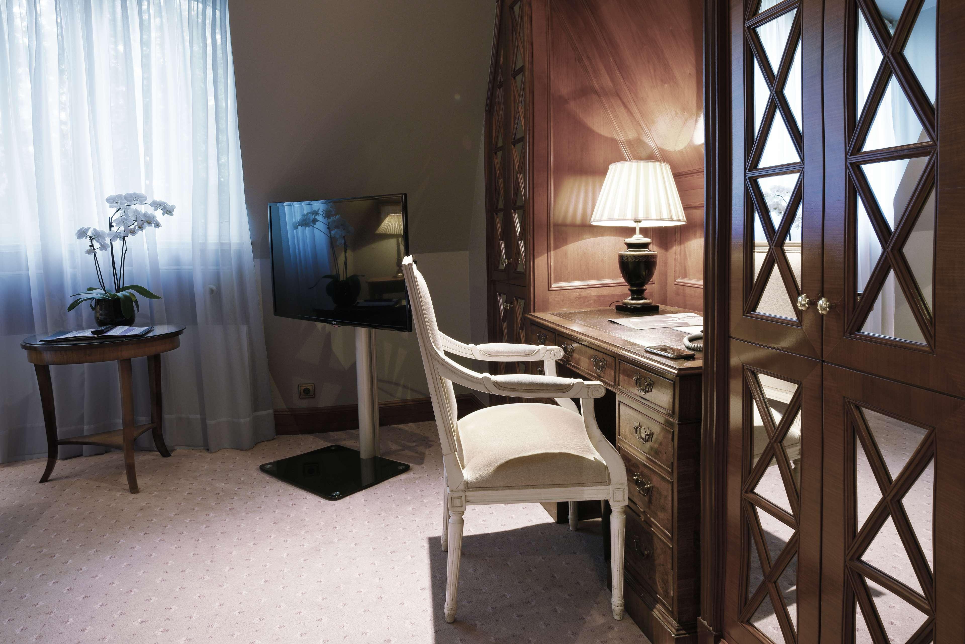 Schlosshotel เบอร์ลิน ภายนอก รูปภาพ A room at the hotel