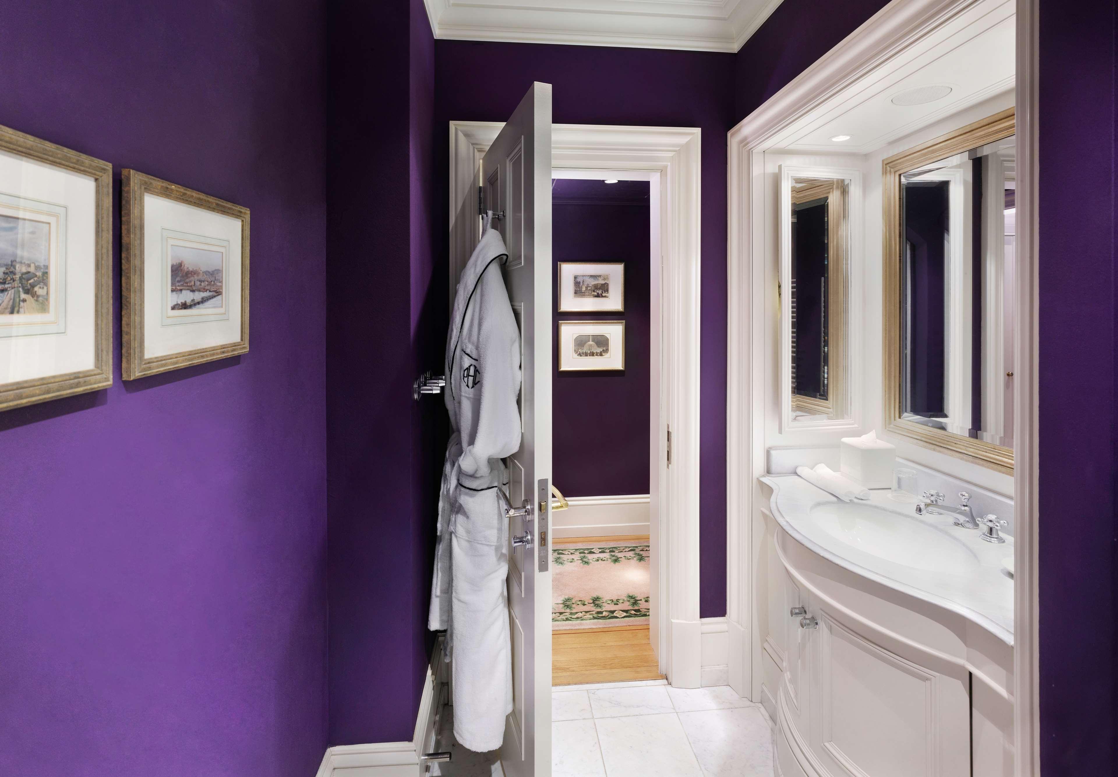 Schlosshotel เบอร์ลิน ภายนอก รูปภาพ A purple bathroom