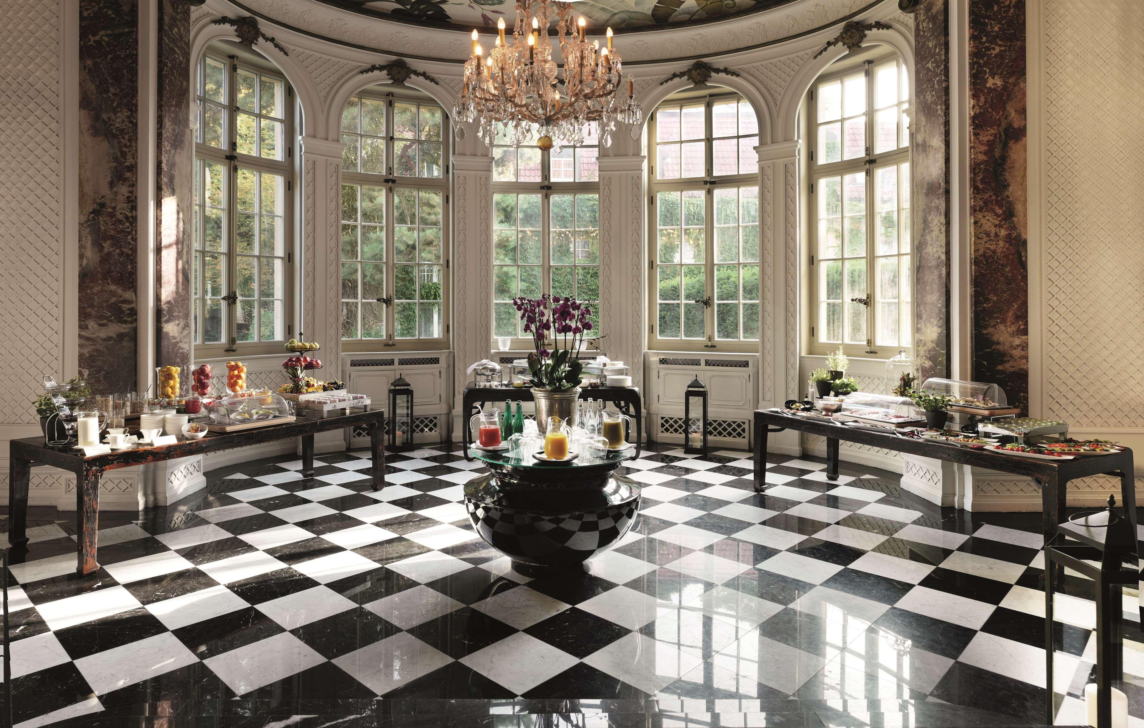 Schlosshotel เบอร์ลิน ภายนอก รูปภาพ The lobby of the Mandarin Oriental, Munich