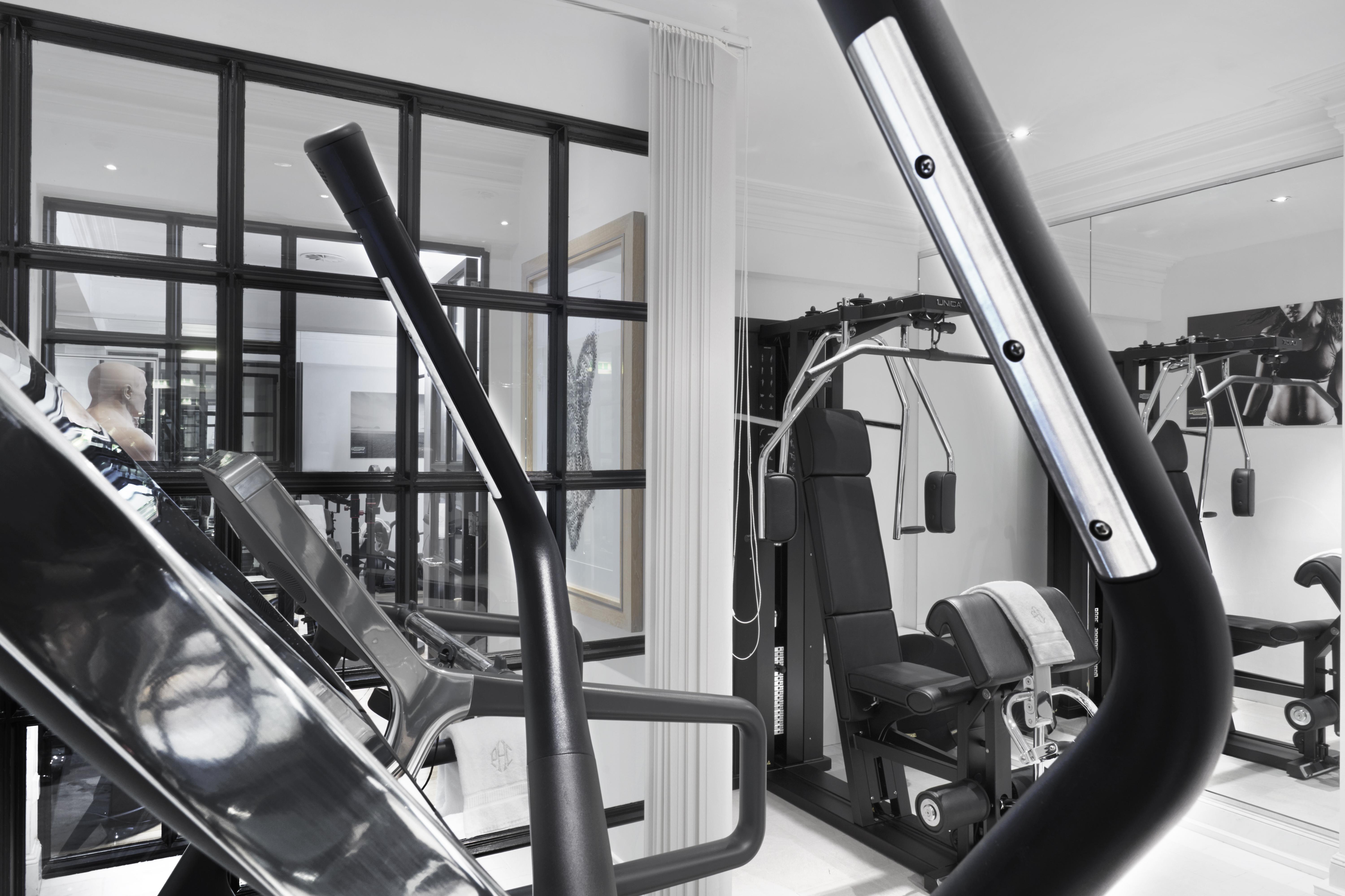 Schlosshotel เบอร์ลิน ภายนอก รูปภาพ The gym at The Dorchester