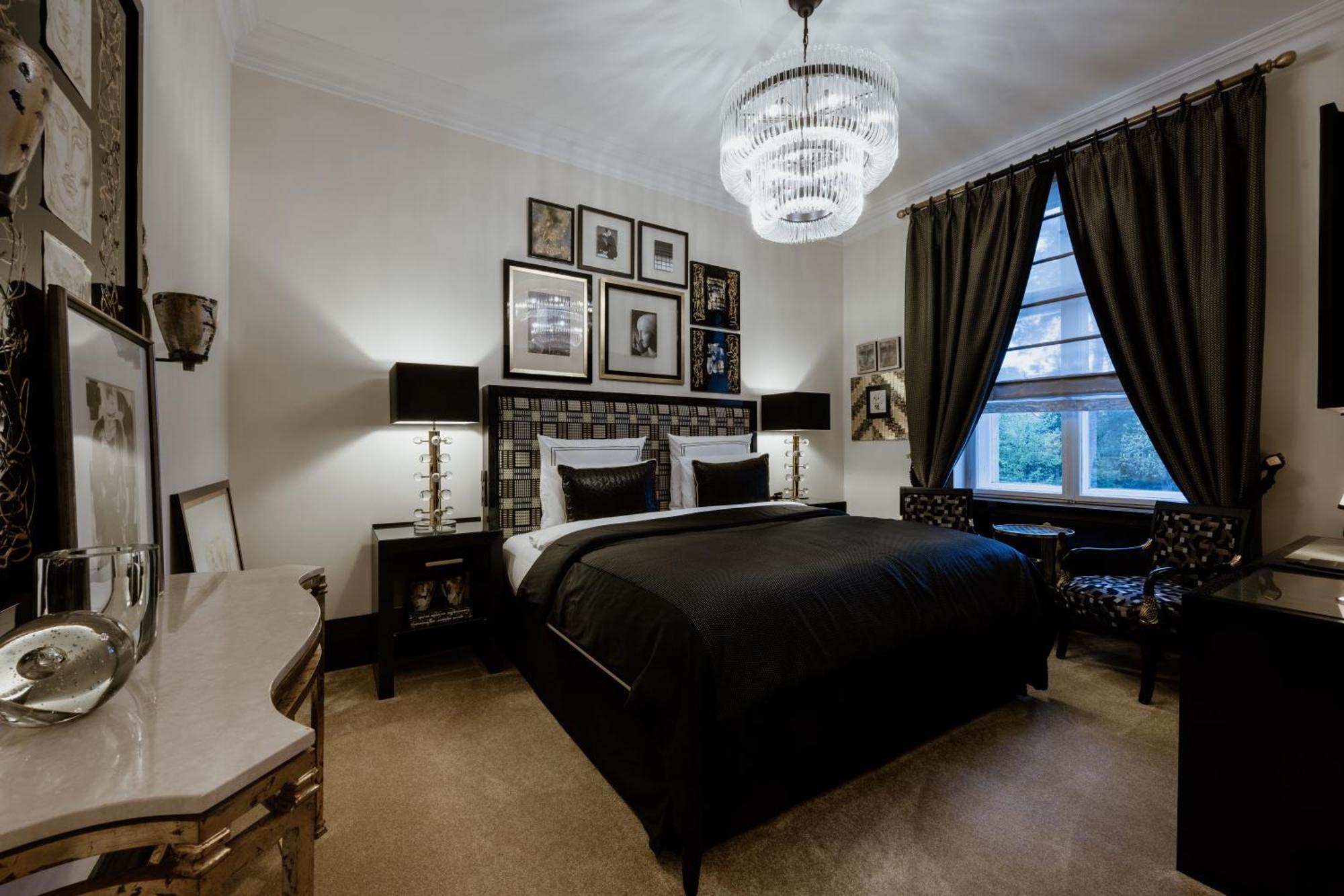 Schlosshotel เบอร์ลิน ภายนอก รูปภาพ A bedroom at the hotel