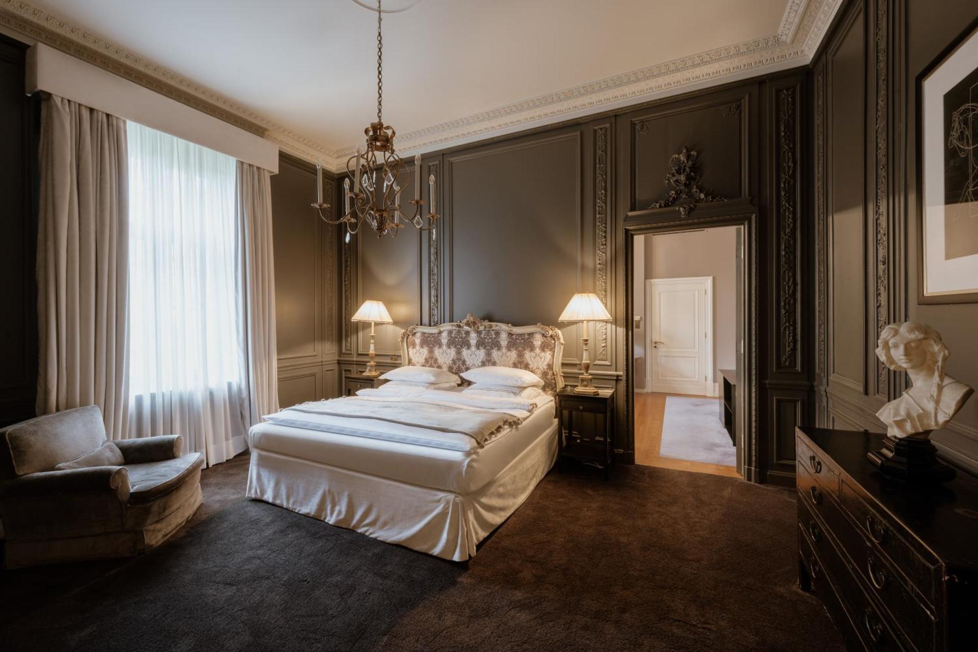 Schlosshotel เบอร์ลิน ภายนอก รูปภาพ A suite at the Hotel de Crillon