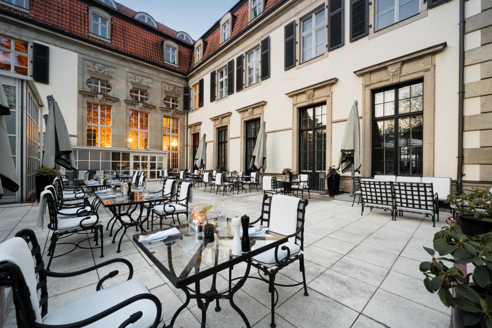 Schlosshotel เบอร์ลิน ภายนอก รูปภาพ The courtyard of the hotel